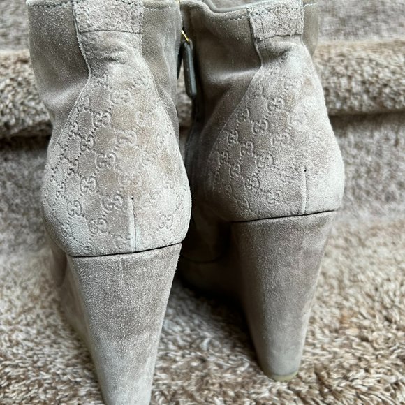 Gucci Women's Nude Suede 'GG' Logo Wedge Ankle Zip-Up Booties. - Picture 5 of 16
